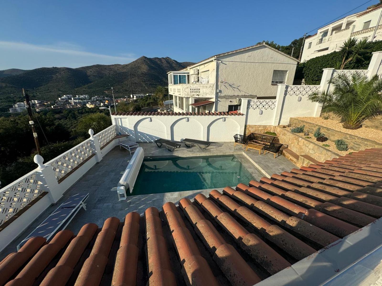 Casa Con Piscina Y Vistas Al Mar A Pies De Montana